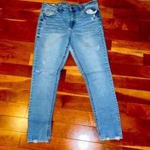 I loved this jeans. They are nothing wrong with them. They don’t fit me anymore.